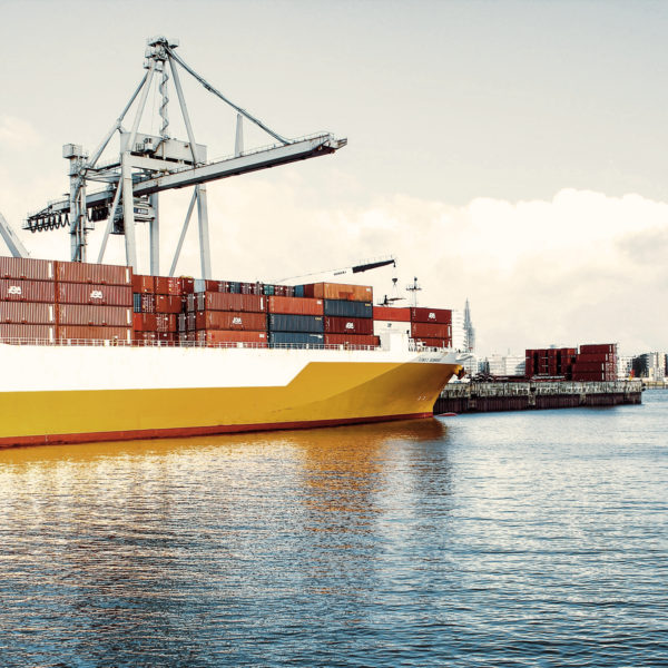 Förderung Containerschiff am Hafen